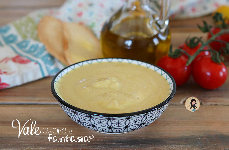 Maionese di ceci senza uova, ricetta facile e veloce per preparare la maionese fatta in casa leggera e buonissima!