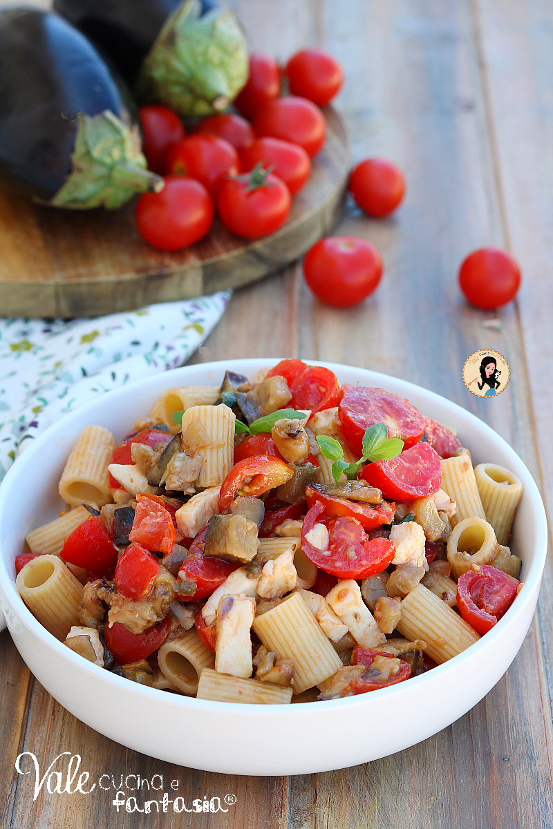 Pasta fredda alla parmigiana di melanzane con pomodori e mozzarella ricetta insalata di pasta facile e veloce 