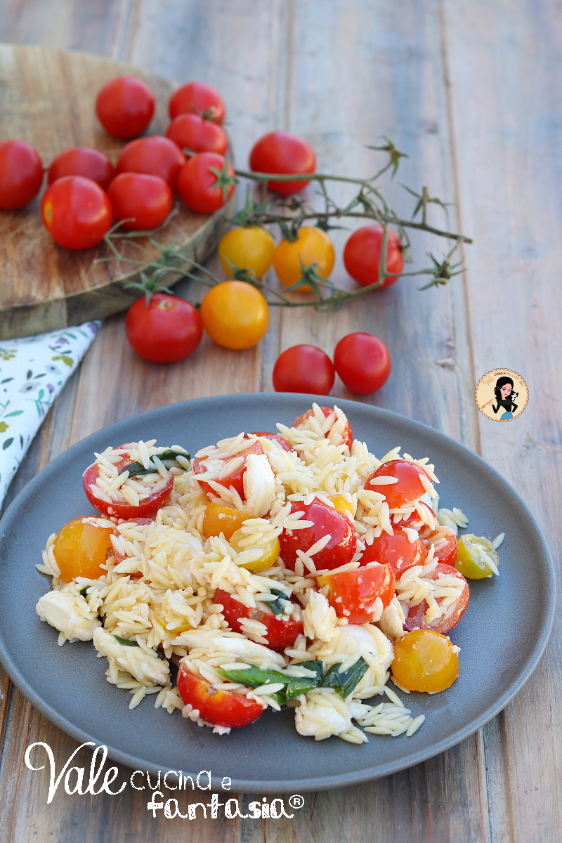Insalata di risoni ricetta per risoni freddi facile, fresca e colorata! Insalata di risoni con pomodorini e mozzarella ricetta facile