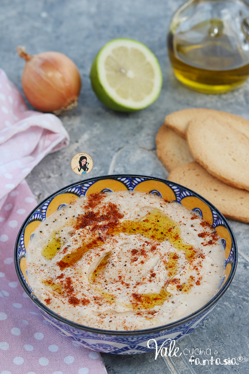 Hummus di fagioli ricetta della crema di fagioli facile e veloce che si prepara in 5 minuti! Salsa di fagioli cannellini senza cottura!