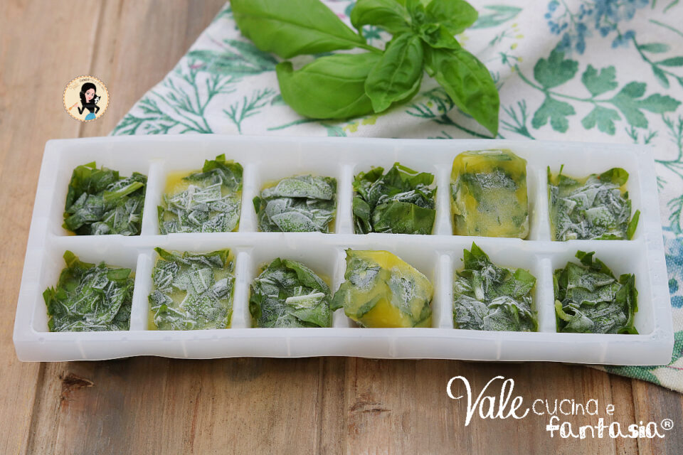 Cubetti di basilico in olio ricetta per conservare il basilico in inverno, come fare i cubetti di basilico sott'olio congelati.
