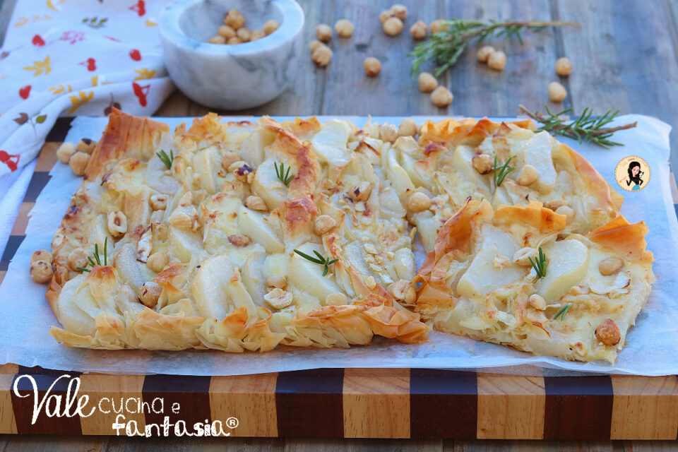 Torta con pere e brie ricetta torta di pasta fillo facile e veloce, ricetta torta rustica con pere e brie buona e veloce