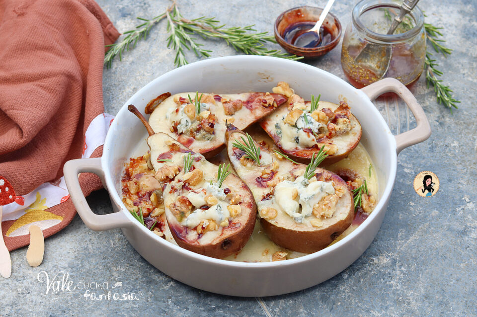 Pere con gorgonzola e noci ricetta antipasto facile e scenografico perfette anche come antipasto di Natale, pere al forno facili e veloci