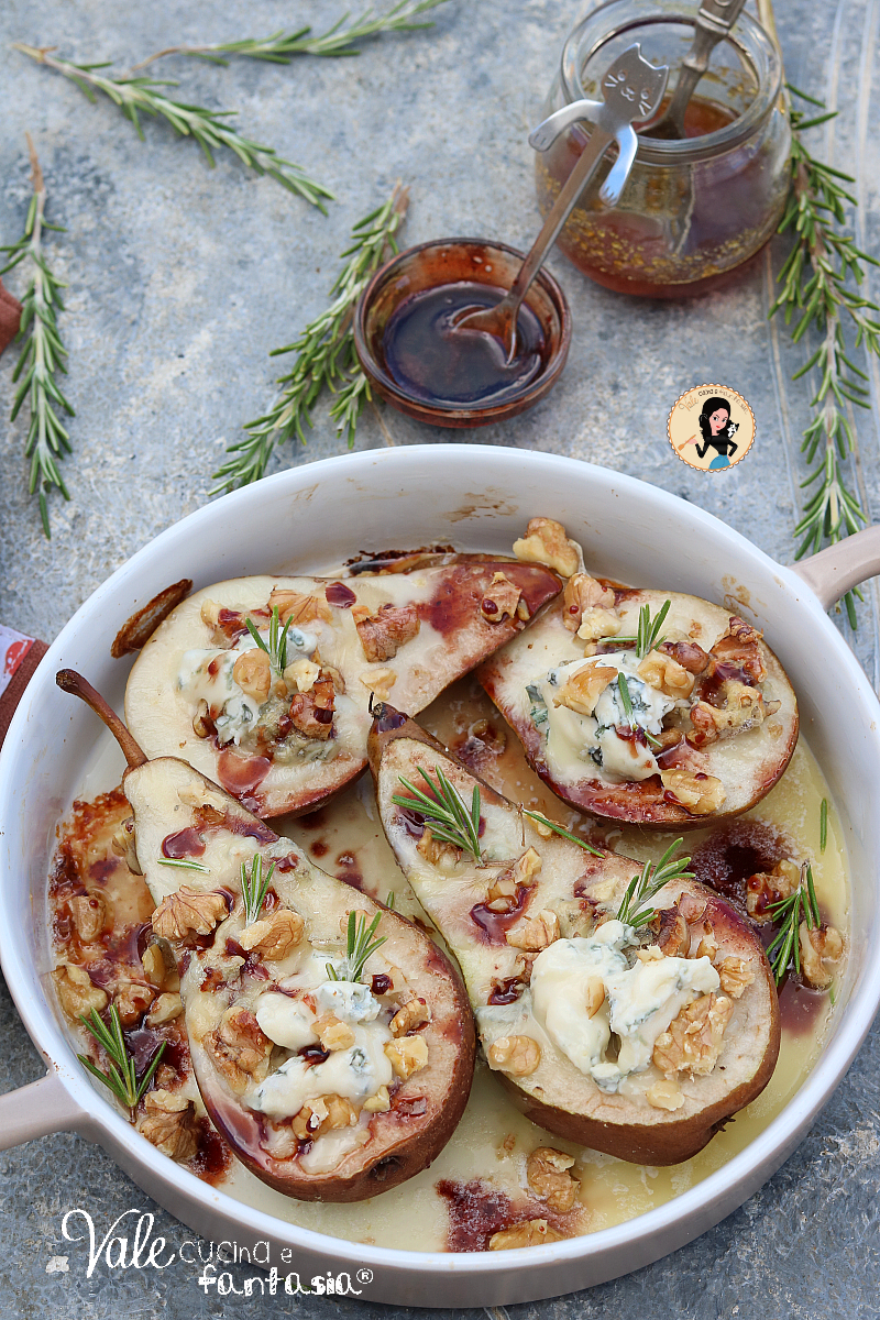 Pere con gorgonzola e noci ricetta antipasto facile e scenografico perfette anche come antipasto di Natale, pere al forno facili e veloci
