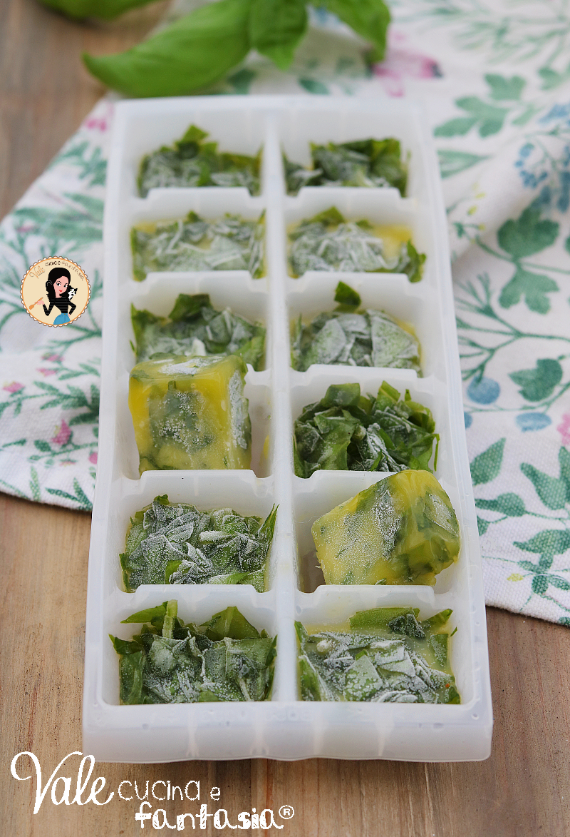 Cubetti di basilico in olio ricetta per conservare il basilico in inverno, come fare i cubetti di basilico sott'olio congelati.