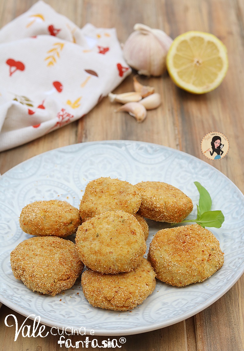 Polpette di pesce ricetta leggera in friggitrice ad aria, in padella o al forno, ricetta polpette di sgombro facili e veloci.