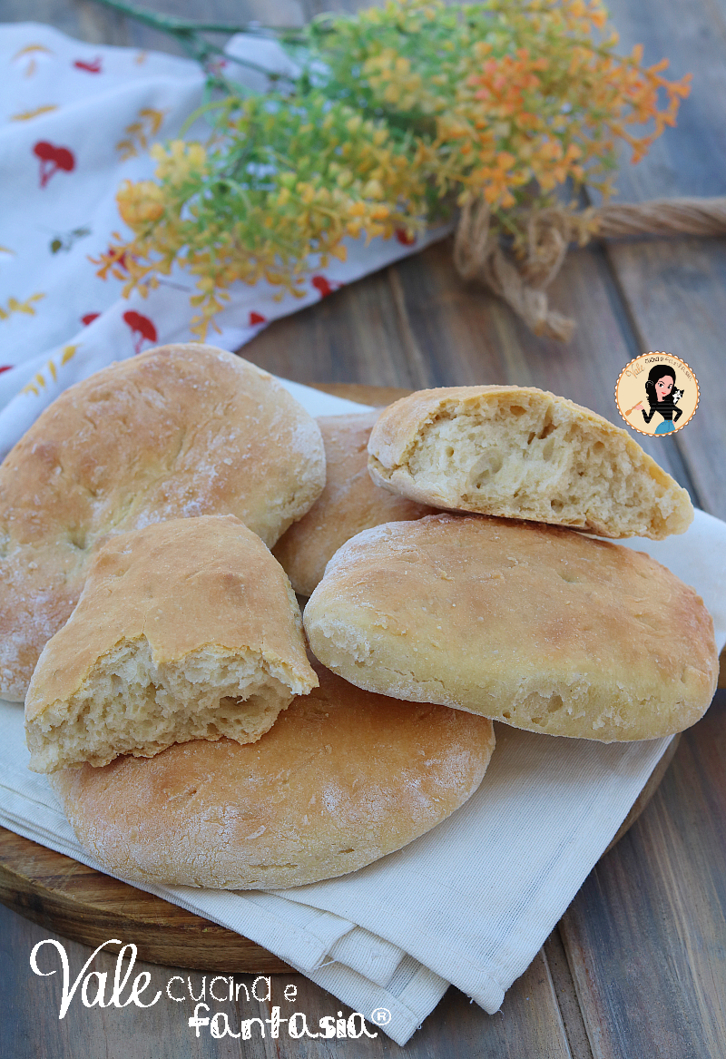Pane ciabatta ricetta ciabattine di pane fatte in casa calde e fragranti, ricetta facile per preparare il pane senza macchinari