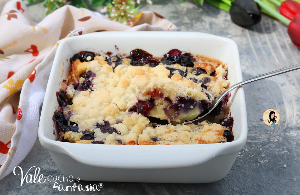 Crema cotta al forno con mirtilli e crumble, ricetta dolce semplice e tanto buono! Ricetta crema al forno facile e veloce