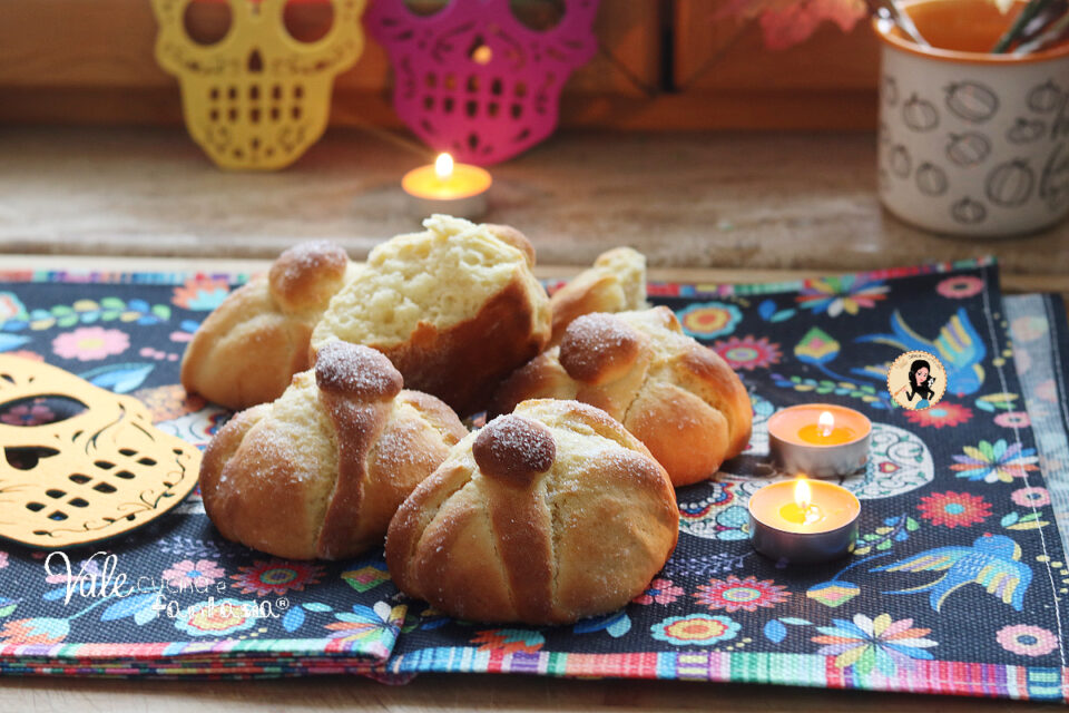 Pan de muerto ricetta messicana che si preparare per il Dia Los Muertos per commemorare i defunti sono dei panini dolci messicani.