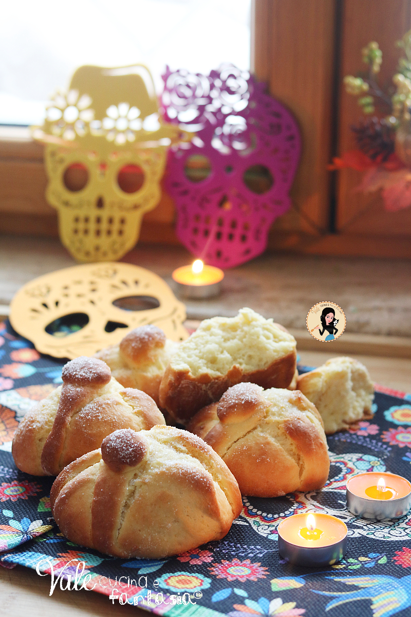 Pan de muerto ricetta messicana che si preparare per il Dia Los Muertos per commemorare i defunti sono dei panini dolci messicani.