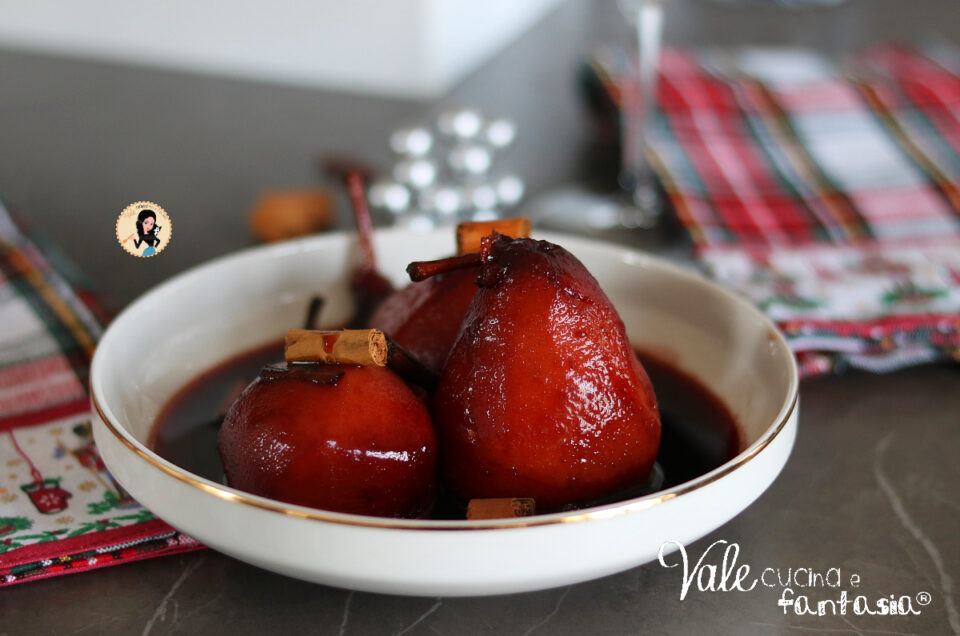 Pere al vino rosso una ricetta dolce dal sapore intenso e perfetta per occasioni speciali, pere cotte nel vino rosso