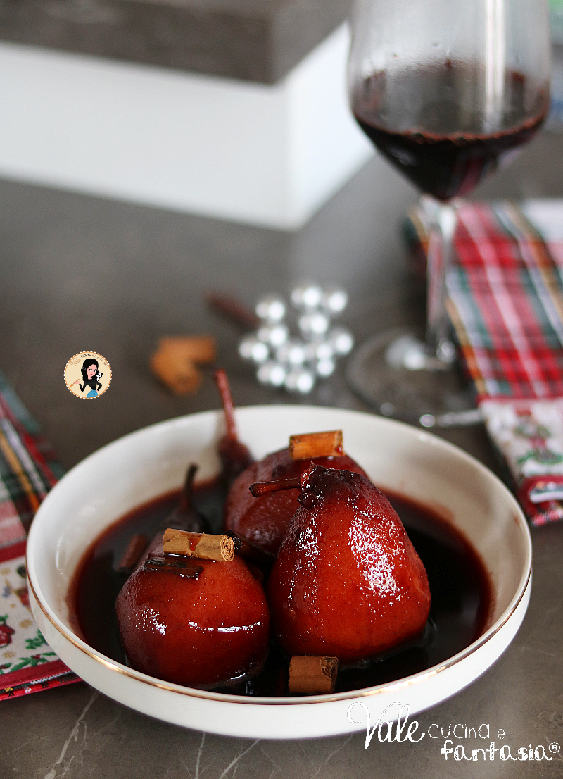 Pere al vino rosso una ricetta dolce dal sapore intenso e perfetta per occasioni speciali, pere cotte nel vino rosso
