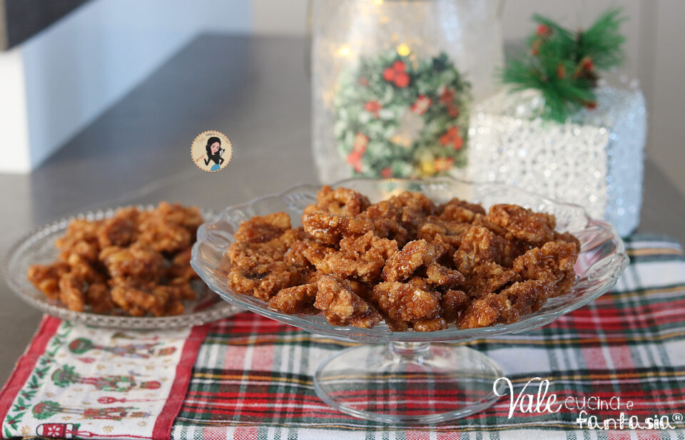 Noci pralinate la ricetta facile e veloce da fare a Natale! Ricetta delle noci caramellate facile e con pochi ingredienti