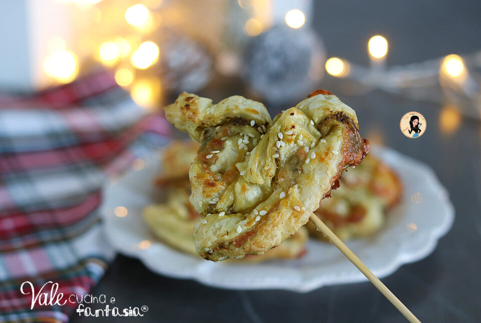 Alberelli di pasta sfoglia ricetta Antipasto di Natale veloce e scenografico! Alberi di pasta sfoglia e pesto alla genovese facilissimi!