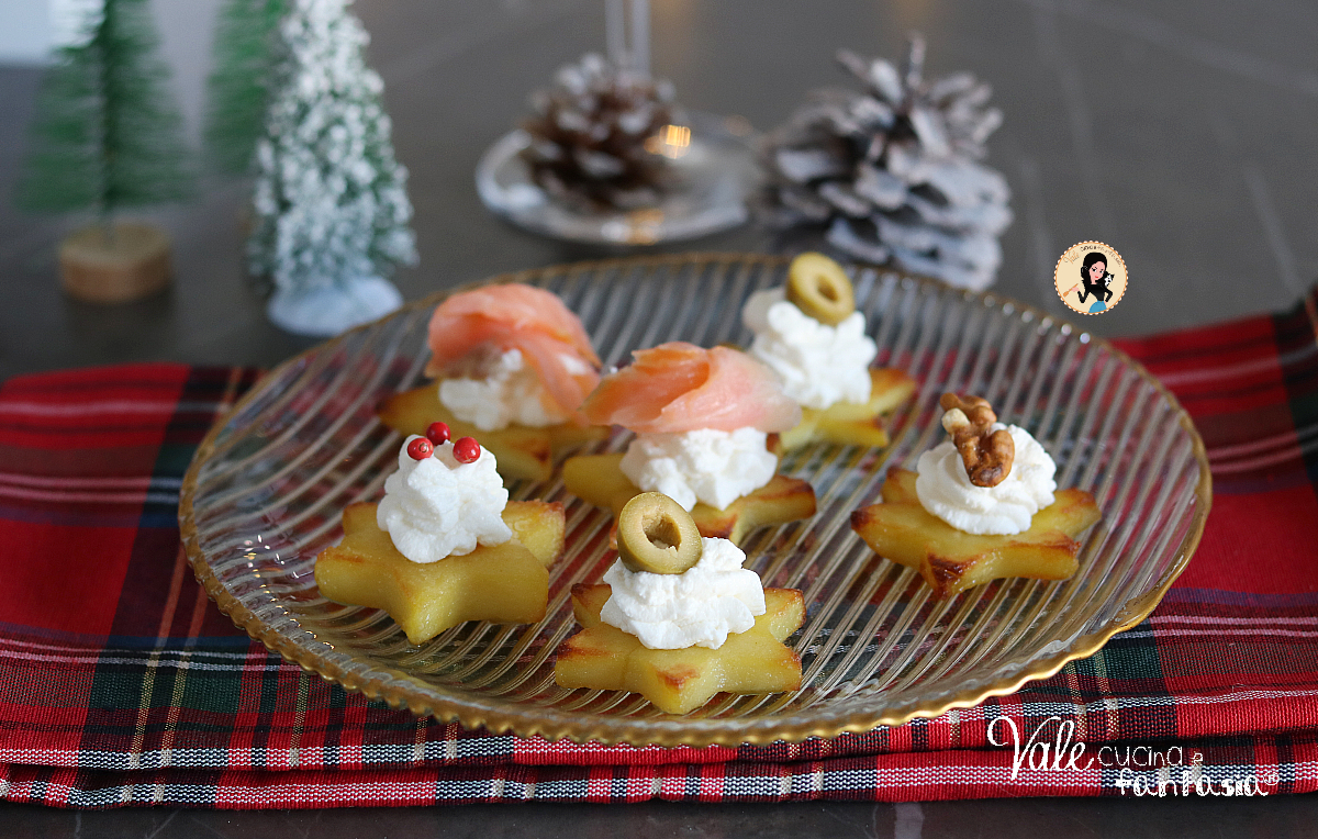 Tartine di patate ricetta antipasto di Natale facile e veloce! Ma soprattutto un'idea davvero sfiziosa e originale da presentare sulla tavola delle feste!