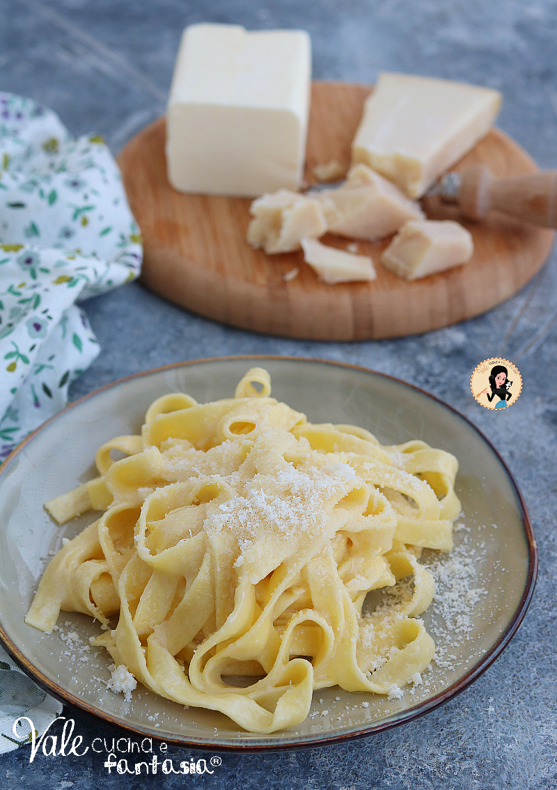 Fettuccine Alfredo ricetta della pasta fresca con burro e parmigiano, tutti i passaggi e i consigli per preparare le fettuccine al burro