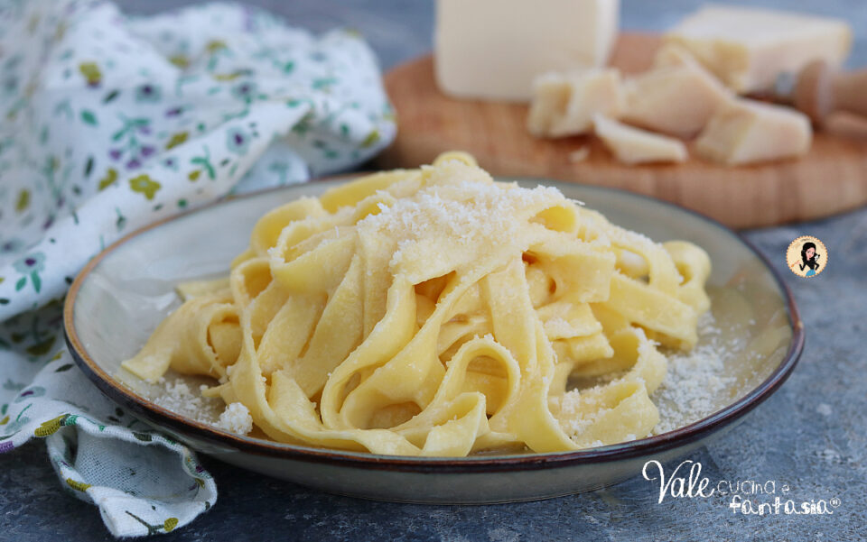 Fettuccine Alfredo ricetta della pasta fresca con burro e parmigiano, tutti i passaggi e i consigli per preparare le fettuccine al burro