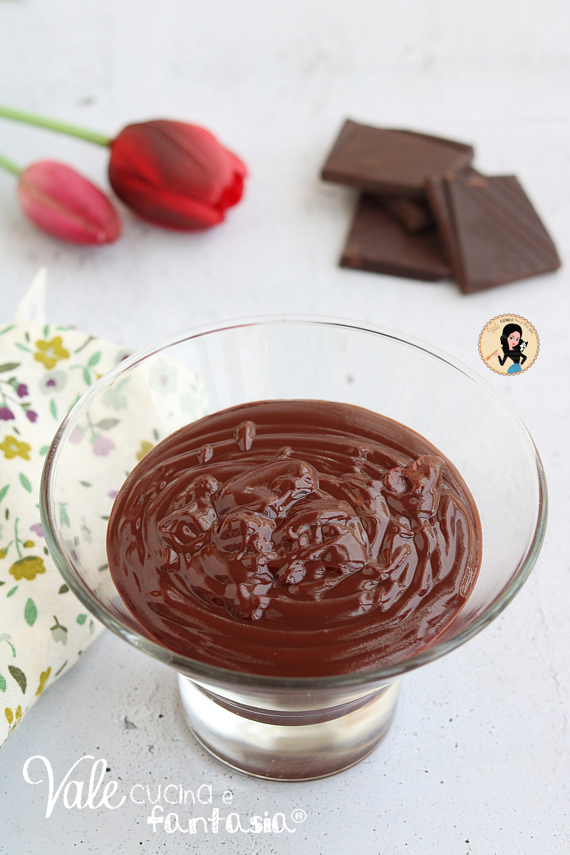 Ganache al cioccolato fondente ricetta base con trucchi e consigli per prepararla al meglio! Ricetta salsa panna e cioccolato!