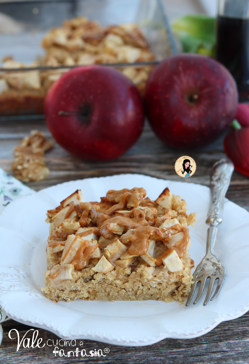 Torta porridge al forno con mele e noci ricetta fit facile e veloce, porridge cotto al forno leggero e facilissimo da fare.