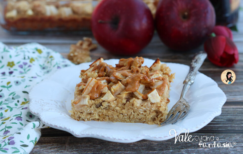 Torta porridge al forno con mele e noci ricetta fit facile e veloce, porridge cotto al forno leggero e facilissimo da fare.