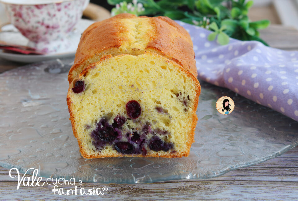 Plumcake con yogurt e mirtilli ricetta dolce senza burro e olio facile e morbidissima!