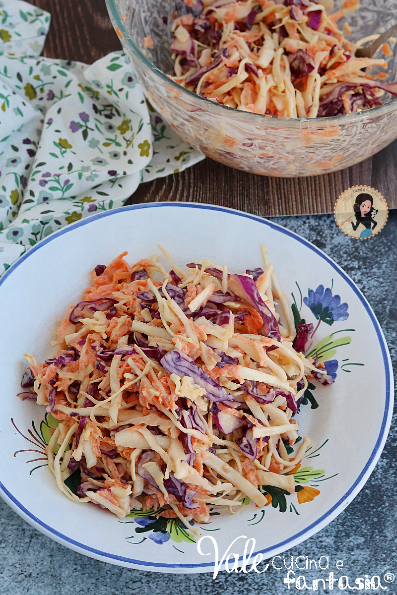 Coleslaw la ricetta dell'insalata di cavolo e carote più buona che ci sia! Insalata di carote e cavolo con salsa allo yogurt!