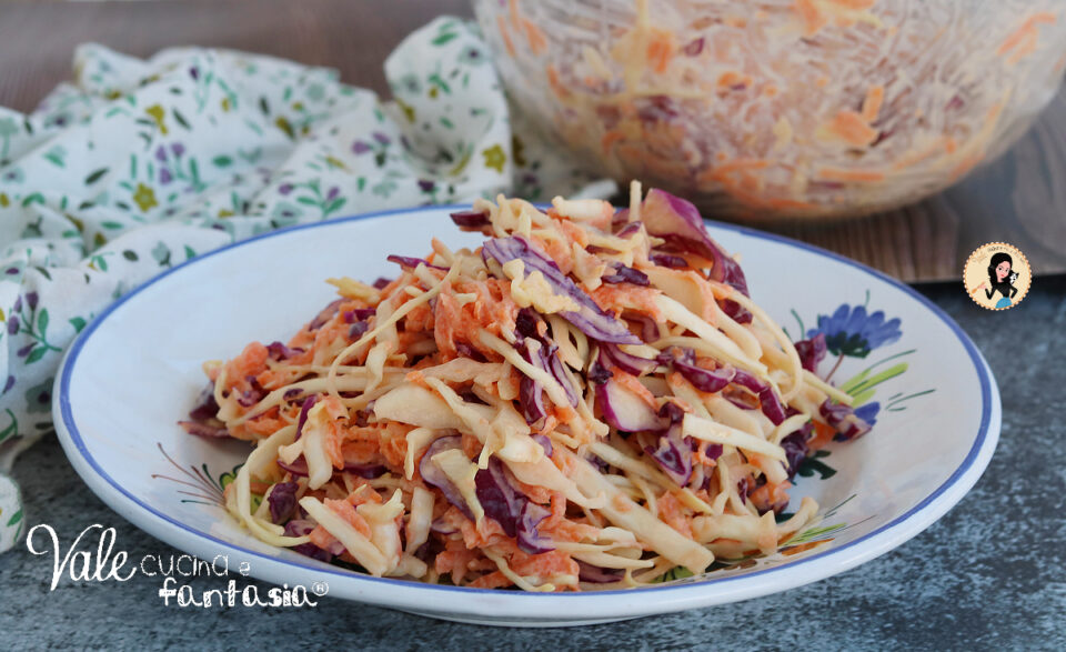 Coleslaw la ricetta dell'insalata di cavolo e carote più buona che ci sia! Insalata di carote e cavolo con salsa allo yogurt!