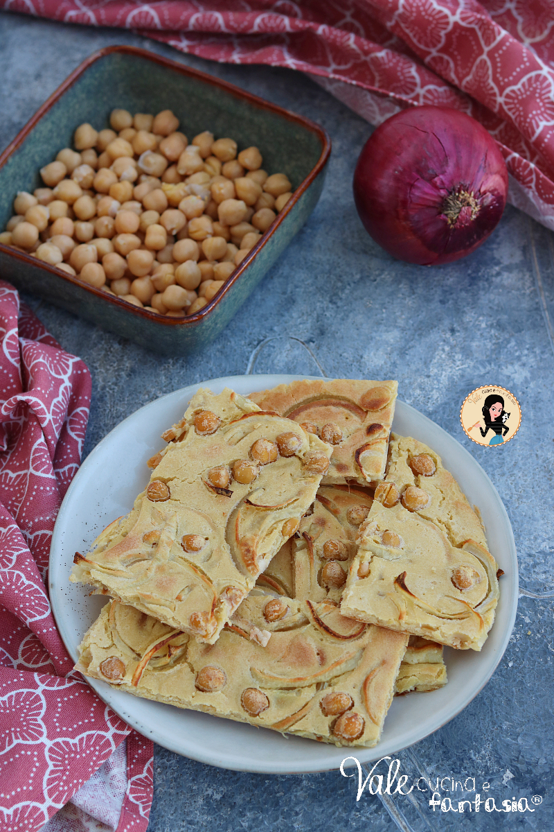 Focaccia di ceci e cipolle ricetta vegana, vegetariana e senza glutine pronta da infornare in 10 minuti, pizza di ceci e cipolle velocissima!