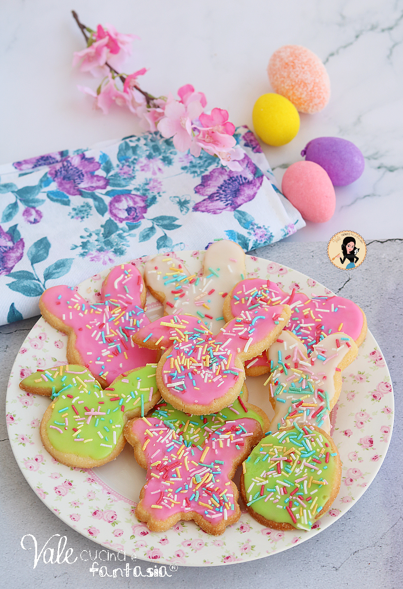 Biscotti di Pasqua ricetta facile e veloce per preparare dei biscotti pasquali coloranti, friabili e buonissimi!
