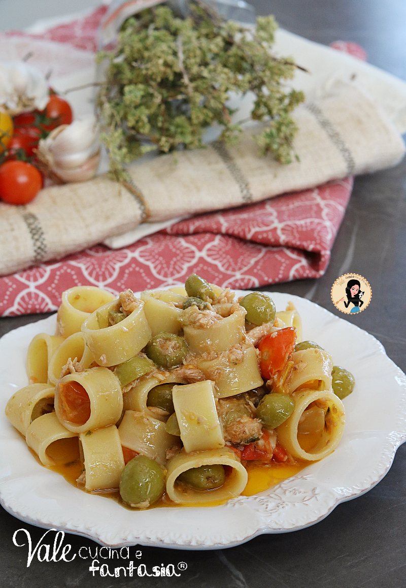 Pasta ai due pomodori con tonno e olive ricetta primo piatto facile, veloce, sfizioso, buonissimo e pronto in 15 minuti! 