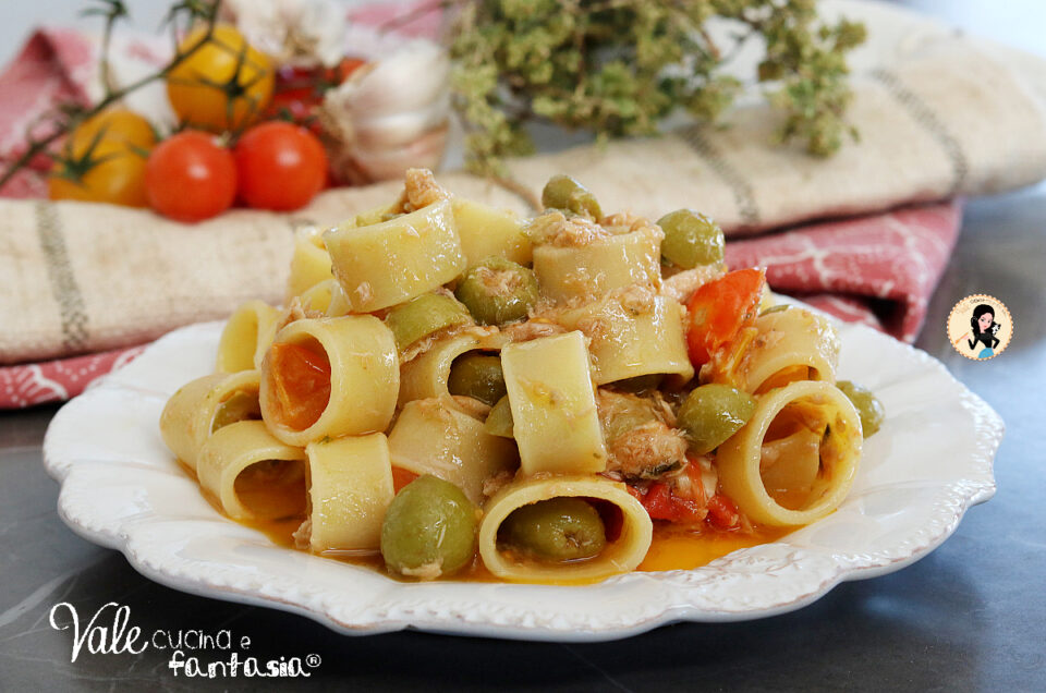 Pasta ai due pomodori con tonno e olive ricetta primo piatto facile, veloce, sfizioso, buonissimo e pronto in 15 minuti! 