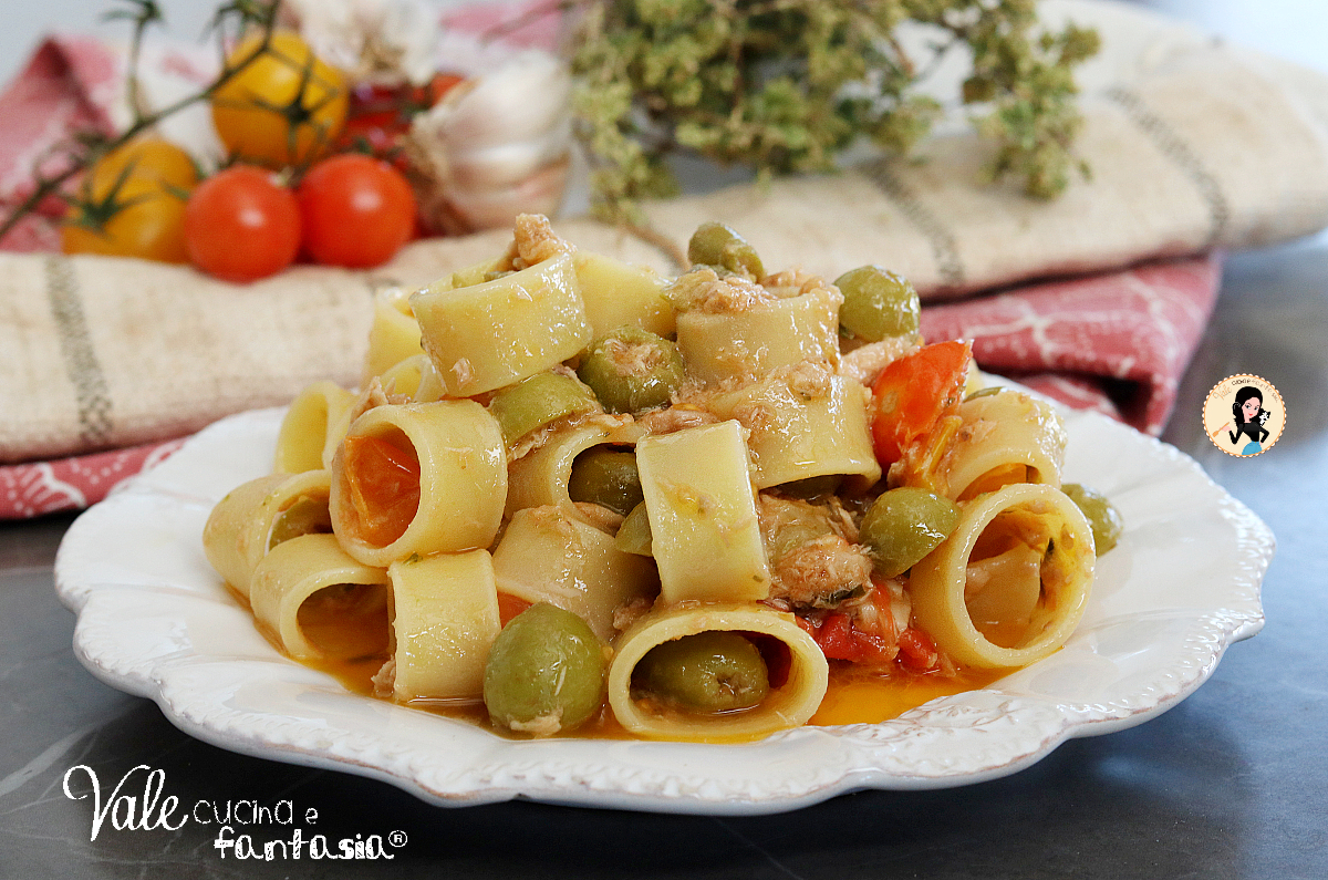 Pasta ai due pomodori con tonno e olive ricetta primo piatto facile, veloce, sfizioso, buonissimo e pronto in 15 minuti!