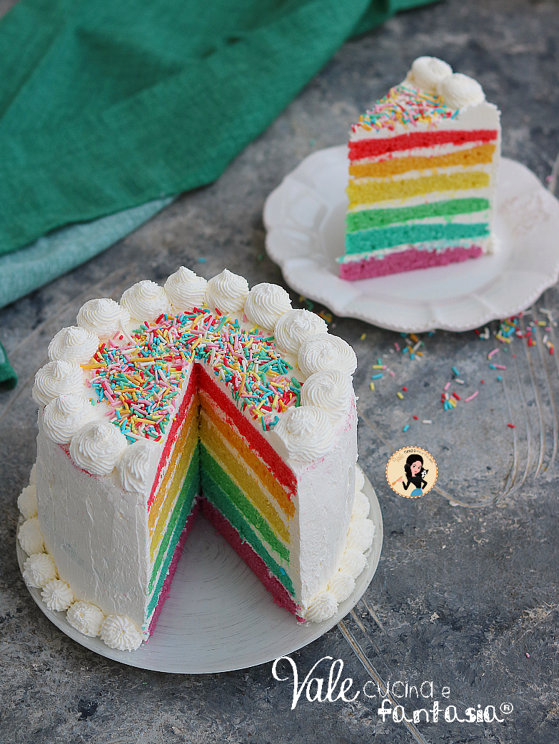 Rainbow Cake la ricetta originale della Torta Arcobaleno golosa e scenografica! Ricetta della torta americana colorata.