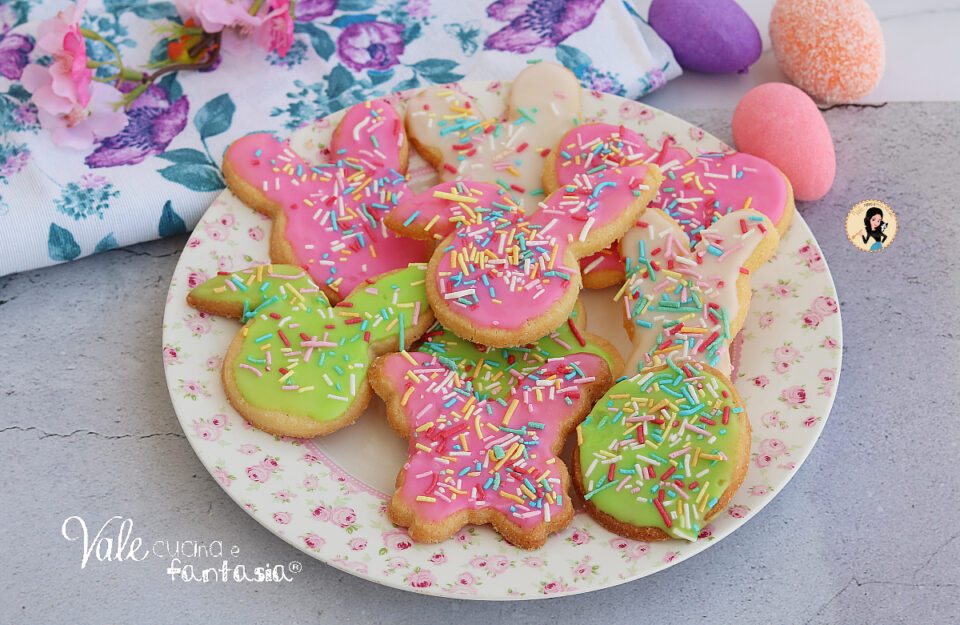 Biscotti di Pasqua ricetta facile e veloce per preparare dei biscotti pasquali coloranti, friabili e buonissimi!
