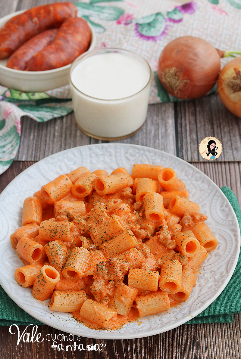 Pasta alla carcerata ricetta pasta con sugo di salsiccia e panna, un primo piatto saporito e pronto in poco tempo