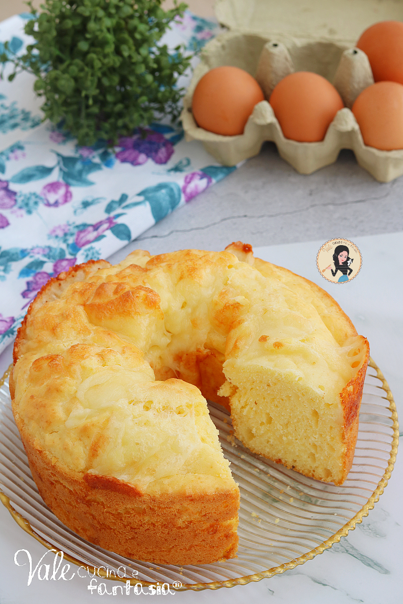Ciambella al formaggio ricetta ciambellone salato al formaggio facilissimo! Si impasta con il mixer ed è sofficissimo!