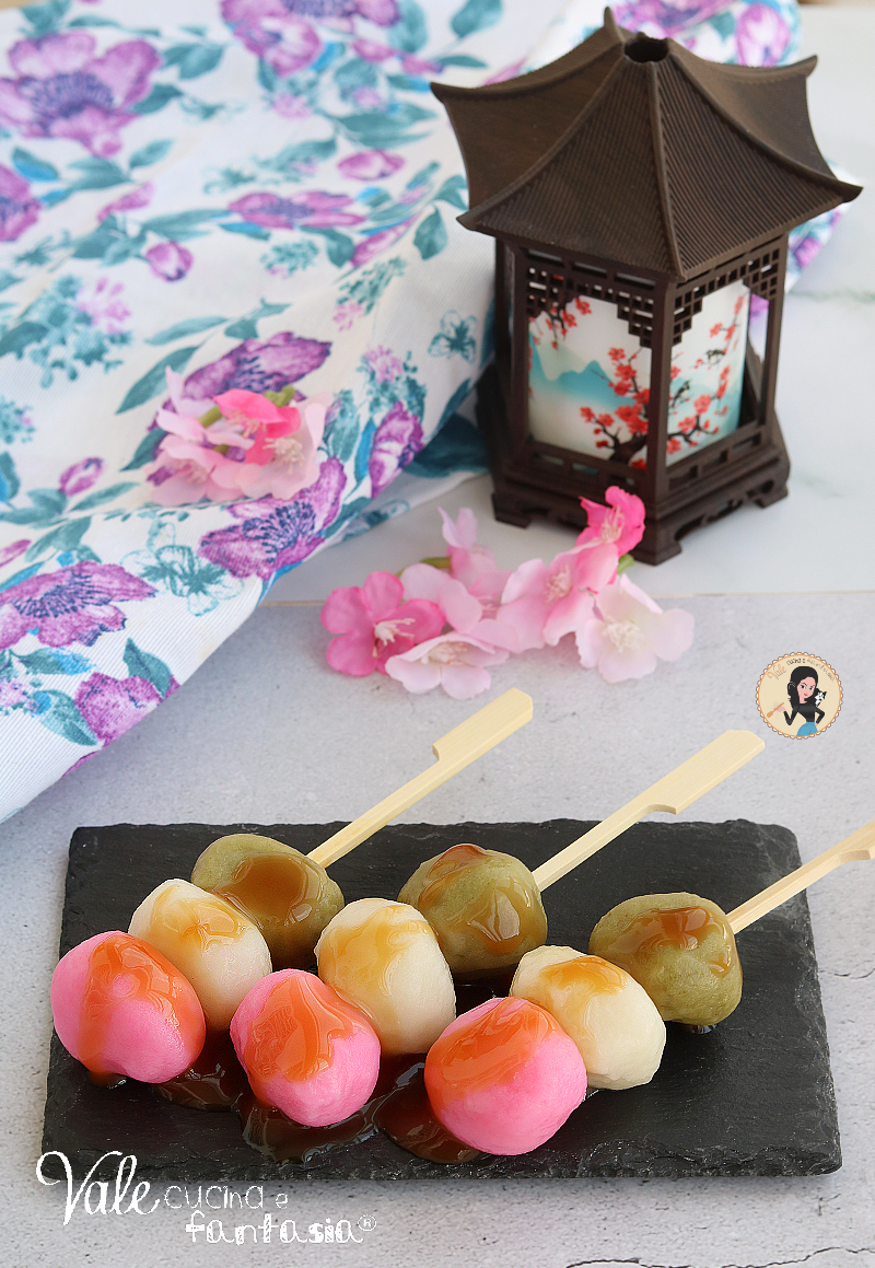 Dango o Hanami Dango la ricetta degli Gnocchi di riso dolci giapponesi, come prepararli in casa con tutti i passaggi fotografici.