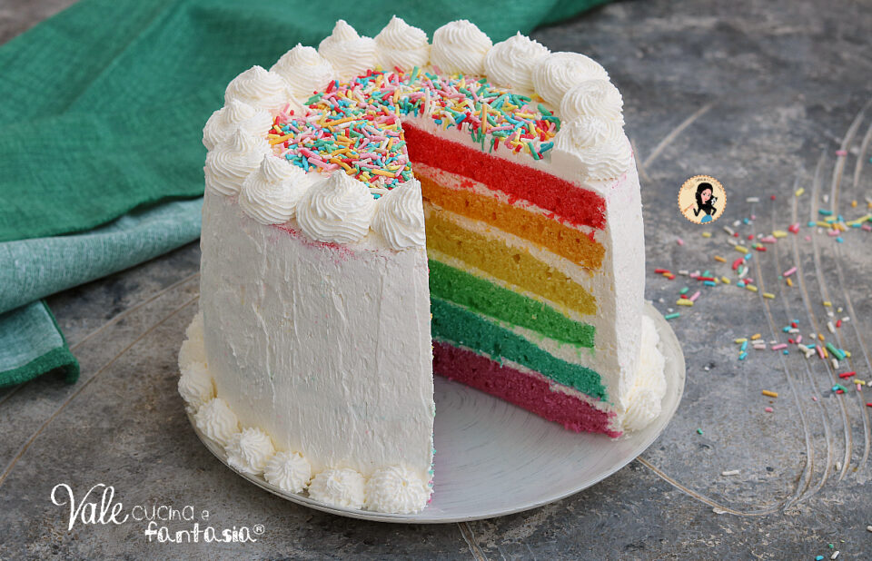 Rainbow Cake la ricetta originale della Torta Arcobaleno golosa e scenografica! Ricetta della torta americana colorata.