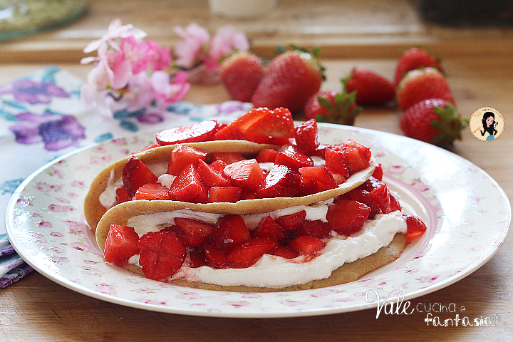 Crepes alle fragole e panna ricetta dolce facile, veloce e buonissima! Ricetta delle crespelle alle fragole con panna montata!