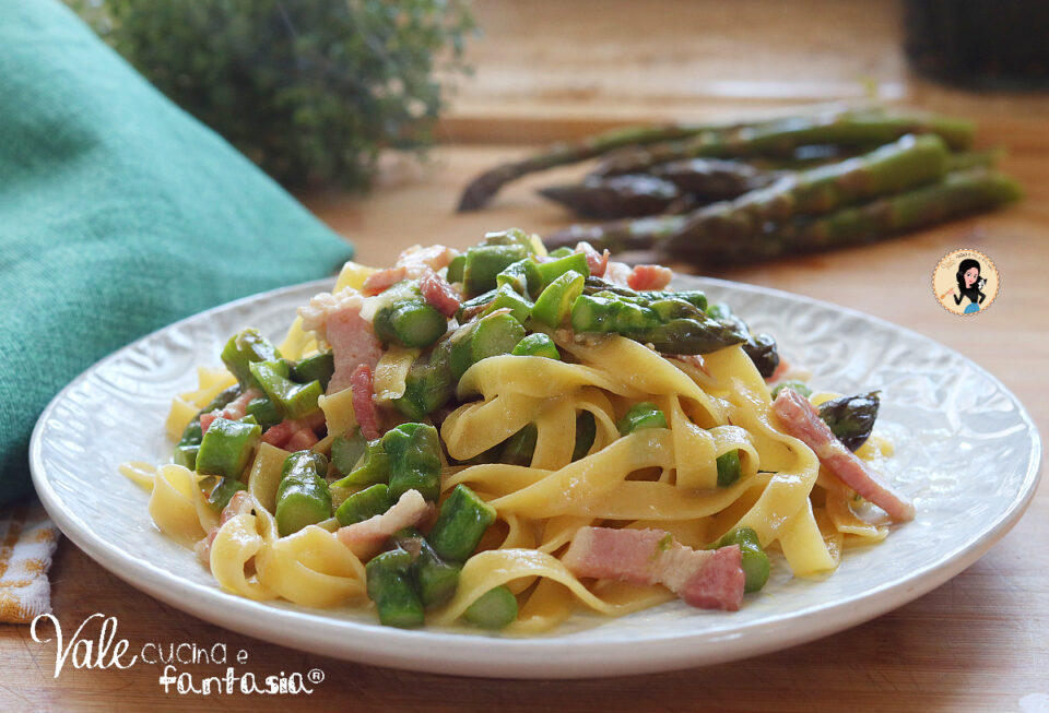 Fettuccine con asparagi e pancetta ricetta facile, un primo piatto di pasta fresca buonissimo e velocissimo!