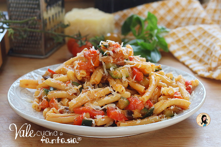 Pasta all'ortolana ricetta primo piatto facile e buonissimo! Pasta con verdure facile e veloce, ricetta con verdure velocissima