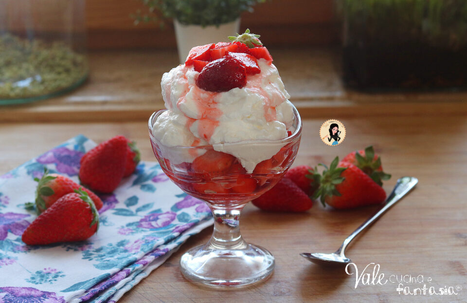 Fragole con la panna montata la ricetta dolce primaverile facile e golosa! Come fare la coppa di panna e fragole!