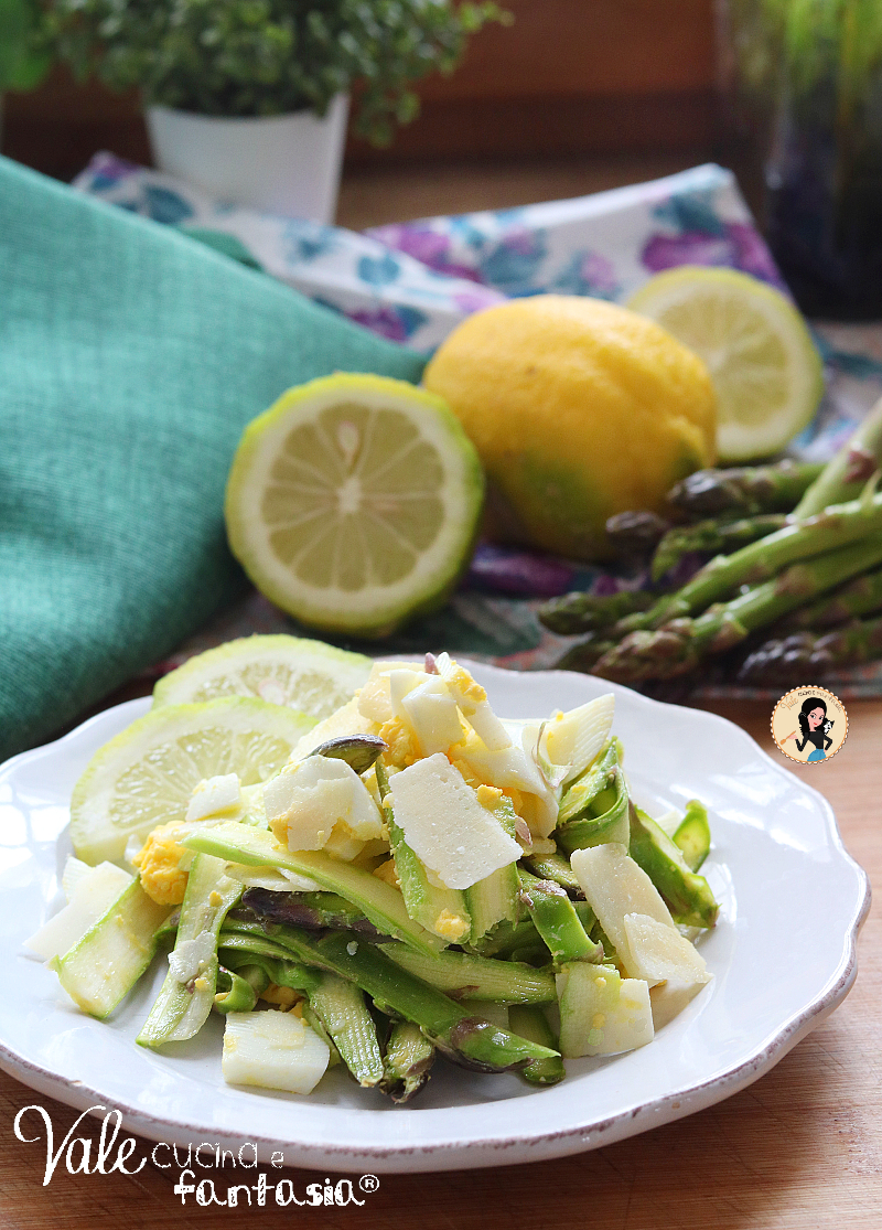 Insalata di asparagi crudi ricetta con uova e Grana, un piatto gustoso, semplice e pronto in poco tempo! Asparagi crudi in insalata veloci