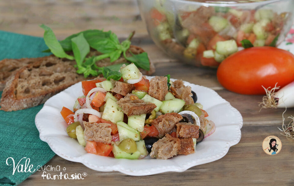 Insalata estiva di pane una ricetta facile e veloce, un piatto povero ma decisamente ricco di sapore! Insalata di pane con pomodori