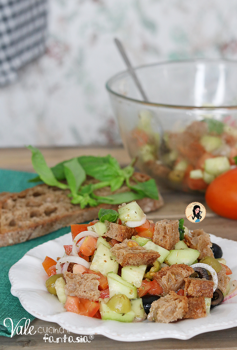 Insalata estiva di pane una ricetta facile e veloce, un piatto povero ma decisamente ricco di sapore! Insalata di pane con pomodori