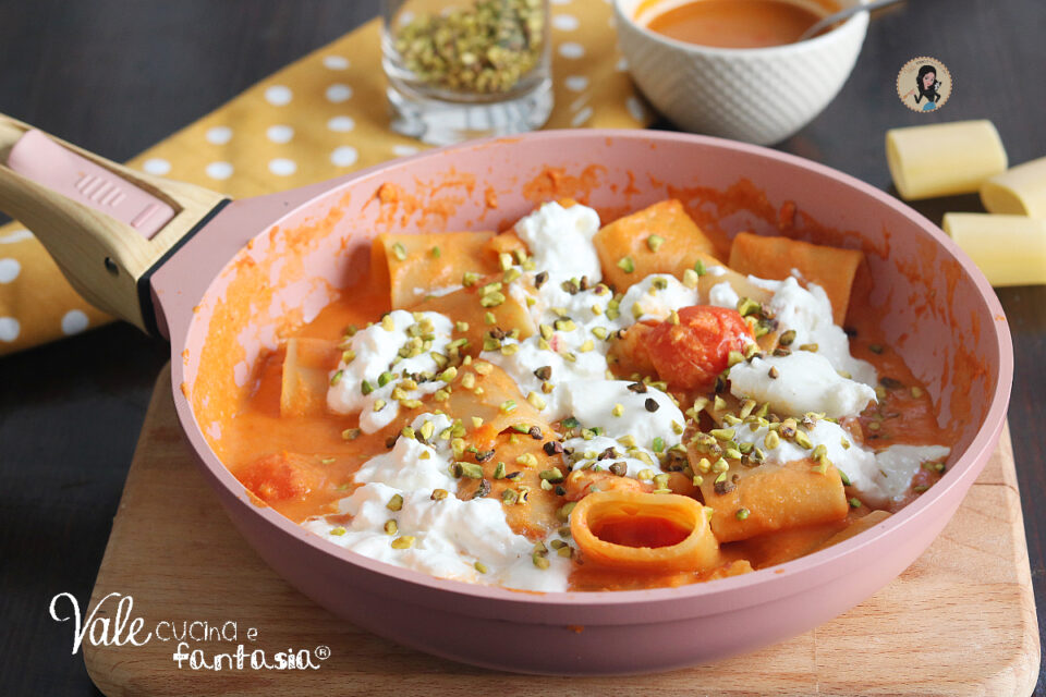 Pasta con gamberi e burrata ricetta primo piatto di pesce gustoso e perfetto per qualsiasi occasione