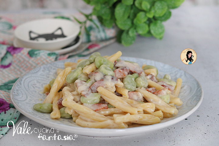 Pasta con fave e guanciale ricetta primo piatto facile, veloce e gustosissimo! Pasta con le fave arricchita da crema al pecorino romano.