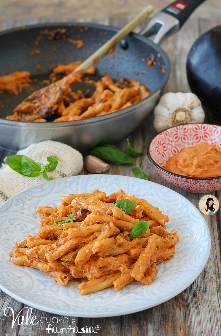 Pasta con melanzane e pomodori secchi ricetta pasta facile, veloce e gustosa! Come fare la pasta con crema di melanzane e pomodori secchi.