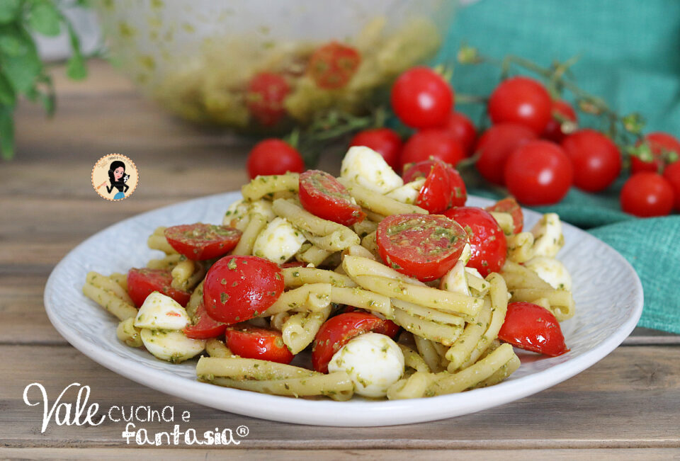 Pasta tricolore ricetta estiva facile e veloce per preparare la pasta fredda! Ricetta pasta fredda con pomodorini, pesto e mozzarella