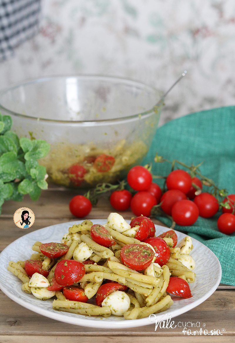 Pasta tricolore ricetta estiva facile e veloce per preparare la pasta fredda! Ricetta pasta fredda con pomodorini, pesto e mozzarella
